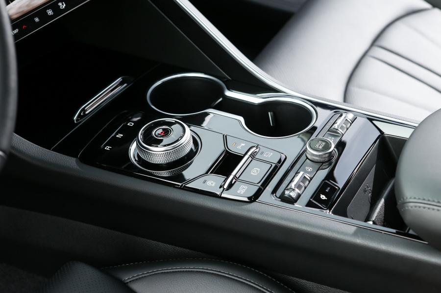 Детали интерьера Kia K5 2019 года  (фото 33 из 44)